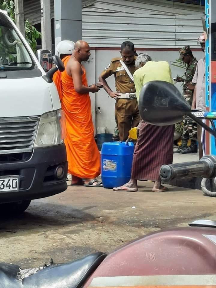 श्रीलंका में सरकार विरोधी प्रदर्शनों से पहले कई इलाकों से कर्फ्यू हटाया गया