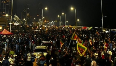 प्रदर्शनकारी श्रीलंकाई राष्ट्रपति के स्विमिंग पूल में डुबकी लगाते, पीएम के बिस्तर पर दिखे