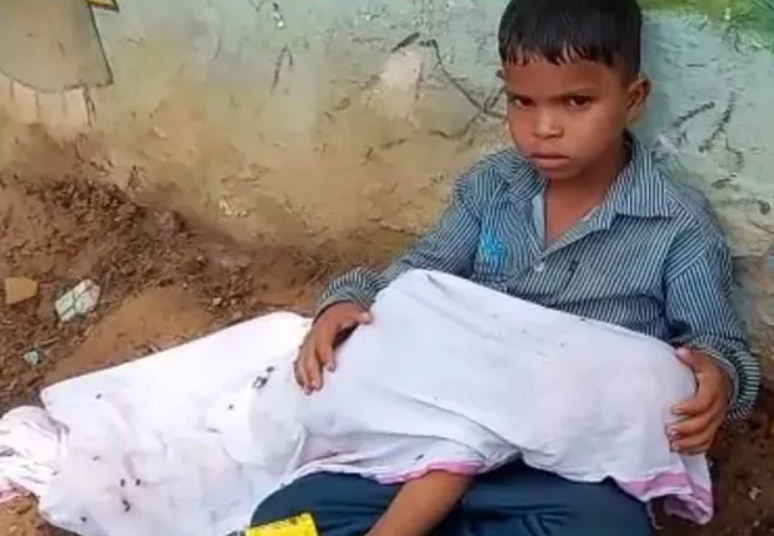 ‘छत्तीसगढ़’ का संपादकीय : ...हिन्दुस्तानियों के सीने का फौलाद परखने वाली तस्वीर