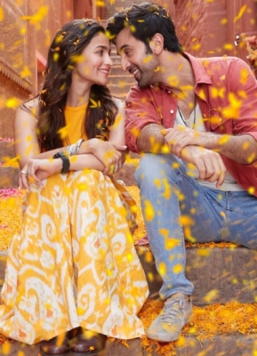 'केसरिया' गाने में दिखी आलिया, रणबीर की प्यार भरी केमिस्ट्री