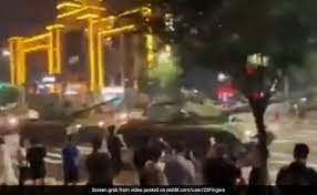 China ने बैंक बचाने के लिए उतारे टैंक, लोग बोले- इतिहास खुद को दोहराता है...