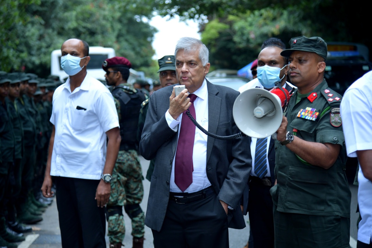 श्रीलंकाः सेना ने की प्रदर्शनकारियों पर कार्रवाई, बीबीसी पत्रकार पर हमला