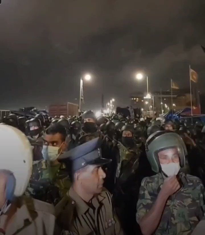 श्रीलंका में प्रदर्शनकारियों के ख़िलाफ़ कार्रवाई को विपक्ष ने कहा 'कायराना', दुनिया भर से आई प्रतिक्रिया