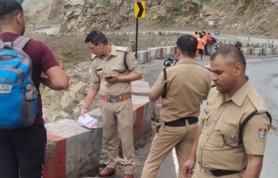 उत्तराखंड में तोताघाटी के पास गहरी खाई में गिरा ट्रक, एक घायल, चालक की तलाश जारी उत्तराखंड में तोताघाटी के पास गहरी खाई में गिरा ट्रक, एक घायल, चालक की तलाश जारी