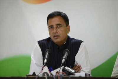 आधार को वोटर कार्ड से जोड़ने को चुनौती देने वाली सुरजेवाला की याचिका पर सुप्रीम कोर्ट ने कहा- 'हाईकोर्ट जाइए' आधार को वोटर कार्ड से जोड़ने को चुनौती देने वाली सुरजेवाला की याचिका पर सुप्रीम कोर्ट ने कहा- 'हाईकोर्ट जाइए'