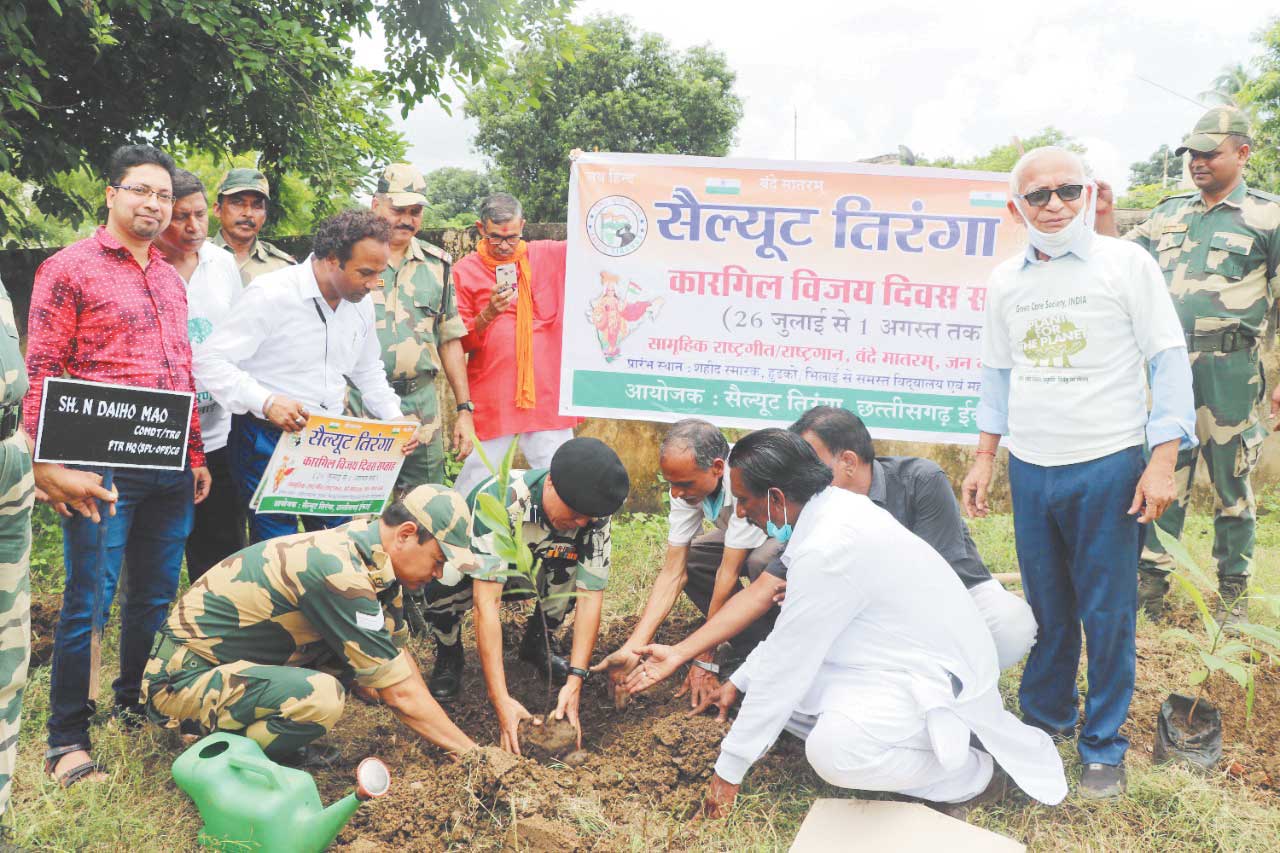  सीमान्त मुख्यालय सीमा सुरक्षा बल भिलाई के जवानों ने किया पौधारोपण