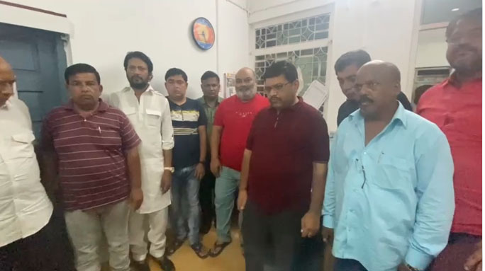 होटल में जुएं के फड़ पर रेड, 4 लाख नगद के साथ 10 गिरफ्तार होटल में जुएं के फड़ पर रेड, 4 लाख नगद के साथ 10 गिरफ्तार