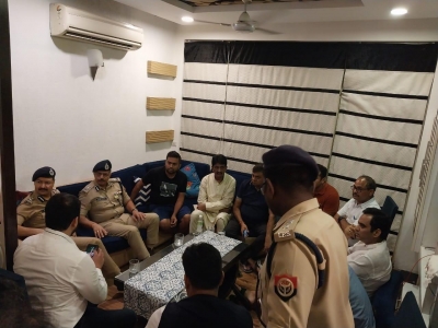 नोएडा सोसायटी मामले में फिर हुआ बवाल, एसएचओ निलंबित, 7 लोग गिरफ्तार नोएडा सोसायटी मामले में फिर हुआ बवाल, एसएचओ निलंबित, 7 लोग गिरफ्तार