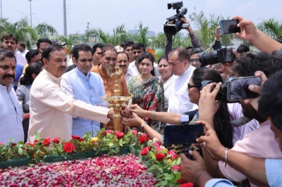 नोएडा में 1000 किलो कचरे से बनाई गई 20 फीट ऊंची गांधी प्रतिमा नोएडा में 1000 किलो कचरे से बनाई गई 20 फीट ऊंची गांधी प्रतिमा