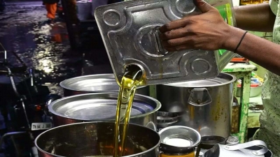 खाद्य तेल बाजार में गुजरात सरकार के दखल के बावजूद उपभोक्ताओं को कीमतों में नहीं मिल रही राहत खाद्य तेल बाजार में गुजरात सरकार के दखल के बावजूद उपभोक्ताओं को कीमतों में नहीं मिल रही राहत