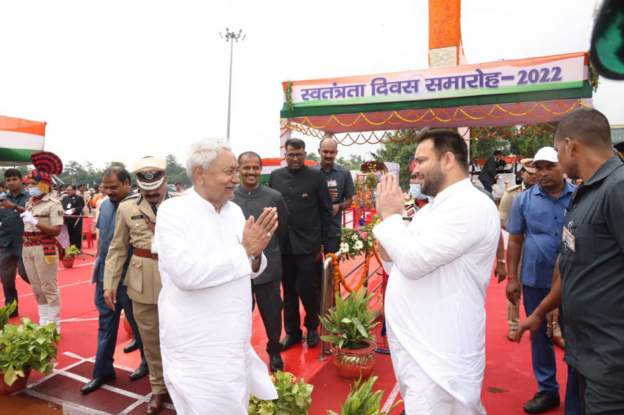 नीतीश कुमार की घोषणा को तेजस्वी यादव ने कहा 'ऐतिहासिक', लेकिन गिरिराज सिंह ने ऐसे ली चुटकी