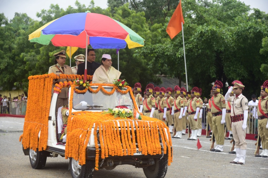 रिमझिम फुहारों के बीच पुलिस ग्राउंड में ध्वजारोहण, शिवतराई को उत्कृष्ट गोठान का पुरस्कार