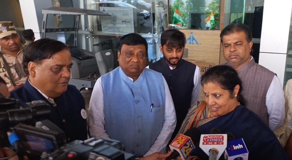 नेता प्रतिपक्ष चुनने विधायकों से वन टू वन चर्चा
