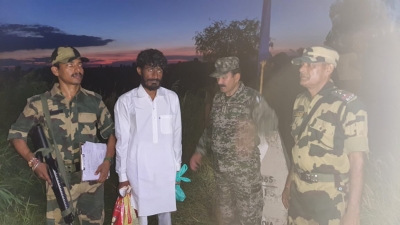 सीमा पार कर गलती से भारत पहुंचे पाकिस्तानी युवक को बीएसएफ ने लौटाया सीमा पार कर गलती से भारत पहुंचे पाकिस्तानी युवक को बीएसएफ ने लौटाया