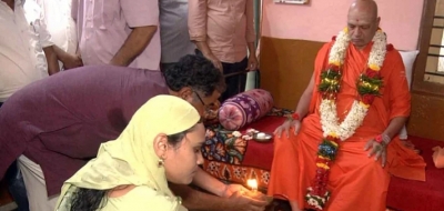 कर्नाटक: मुस्लिम जोड़े ने हिंदू संत को किया घर पर आमंत्रित, पैर धोकर दिया सम्मान कर्नाटक: मुस्लिम जोड़े ने हिंदू संत को किया घर पर आमंत्रित, पैर धोकर दिया सम्मान