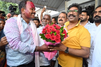 सीएम आवास पर गाजे-बाजे के साथ जश्न, हेमंत बोले- संवैधानिक संस्थाओं को तो खरीद लोगे, जनसमर्थन कैसे खरीद पाओगे? सीएम आवास पर गाजे-बाजे के साथ जश्न, हेमंत बोले- संवैधानिक संस्थाओं को तो खरीद लोगे, जनसमर्थन कैसे खरीद पाओगे?