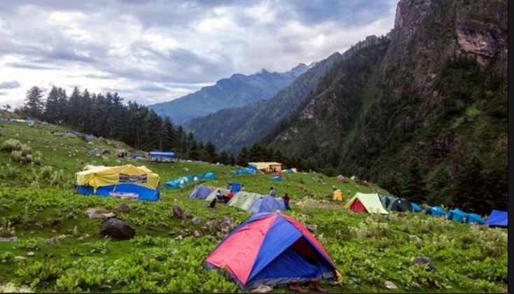 और हम शुतुरमुर्ग की तरह रेत में सिर गड़ाए हुए हैं...