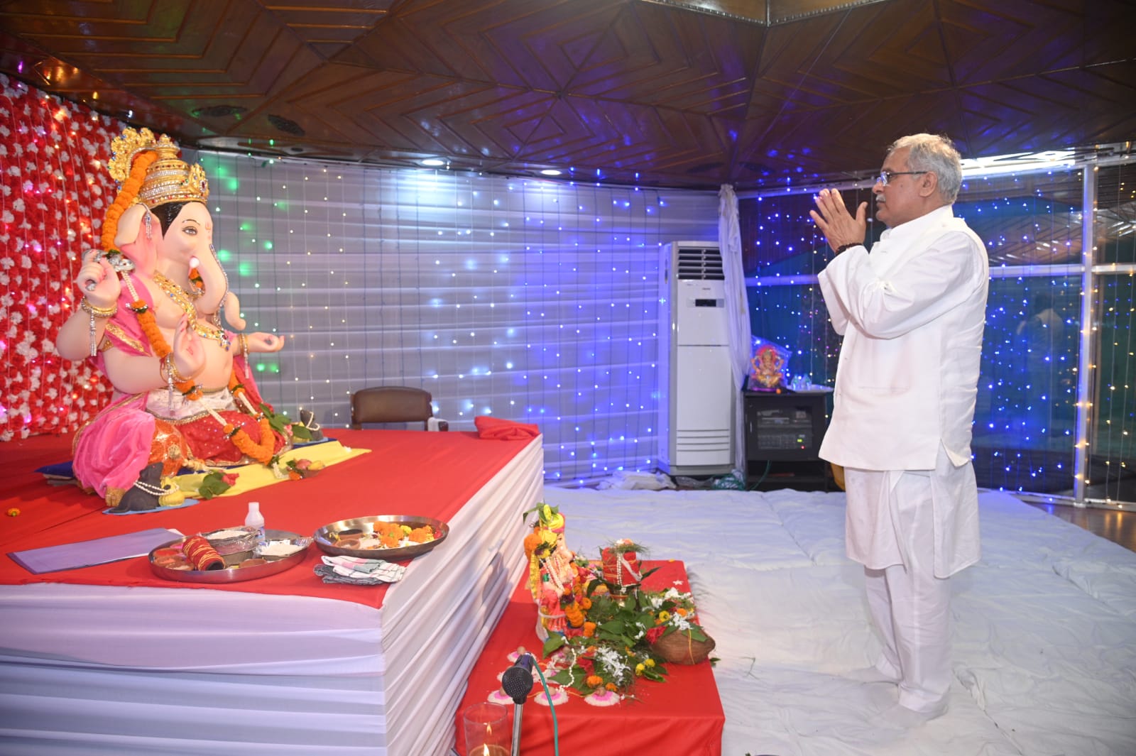 सीएम हाउस में विराजे विघ्नहर्ता, बघेल ने की पूजा