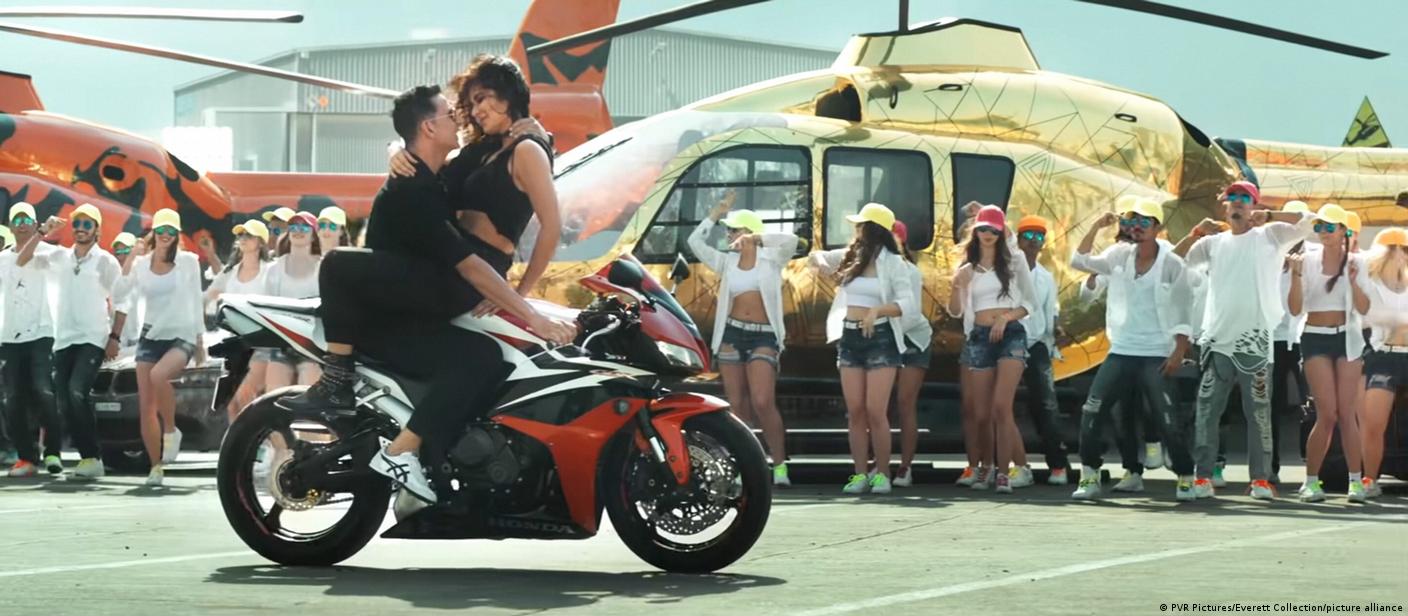 फ्लॉप होतीं फिल्मेंः क्या बॉलीवुड का वक्त पूरा हो चुका है?