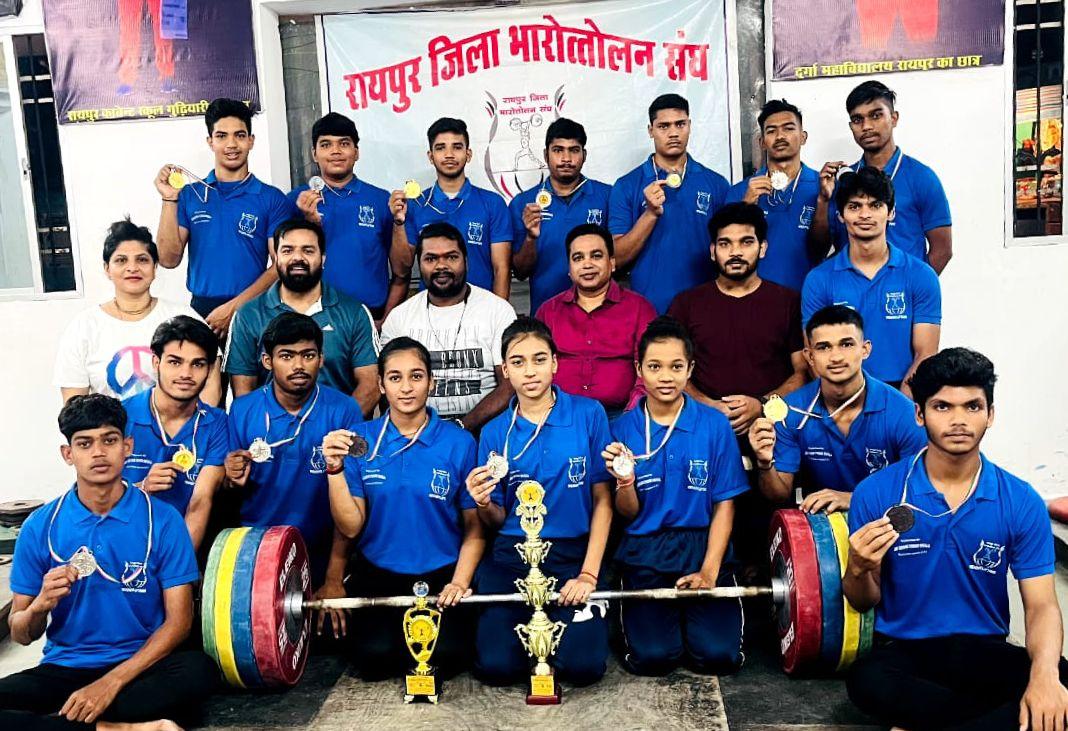सब जूनियर वेटलिफ्टिंग में रायपुर को चैंपियनशिप, बालकों ने 10 और बालिकाओं ने 3 पदक जीते