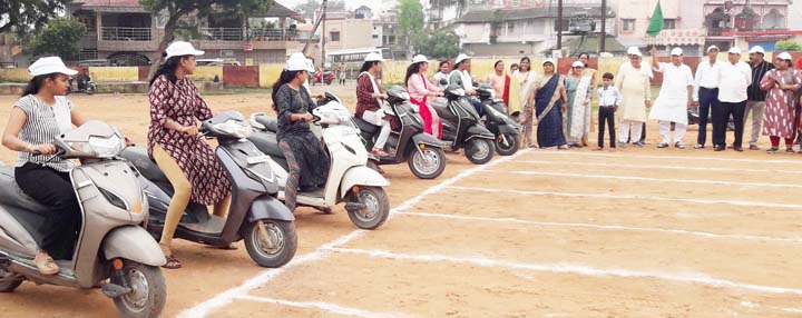 महाराज अग्रसेन जयंती पर धीमी स्कूटी व साईकिल प्रतियोगिता
