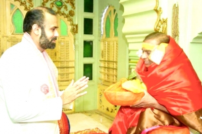 मुकेश अंबानी ने श्रीनाथजी मंदिर में की पूजा अर्चना मुकेश अंबानी ने श्रीनाथजी मंदिर में की पूजा अर्चना