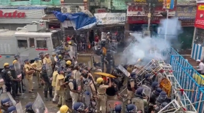 भाजपा के बंगाल सचिवालय मार्च ने लिया हिंसक मोड़, प्रदेश अध्यक्ष ने धरना दिया भाजपा के बंगाल सचिवालय मार्च ने लिया हिंसक मोड़, प्रदेश अध्यक्ष ने धरना दिया