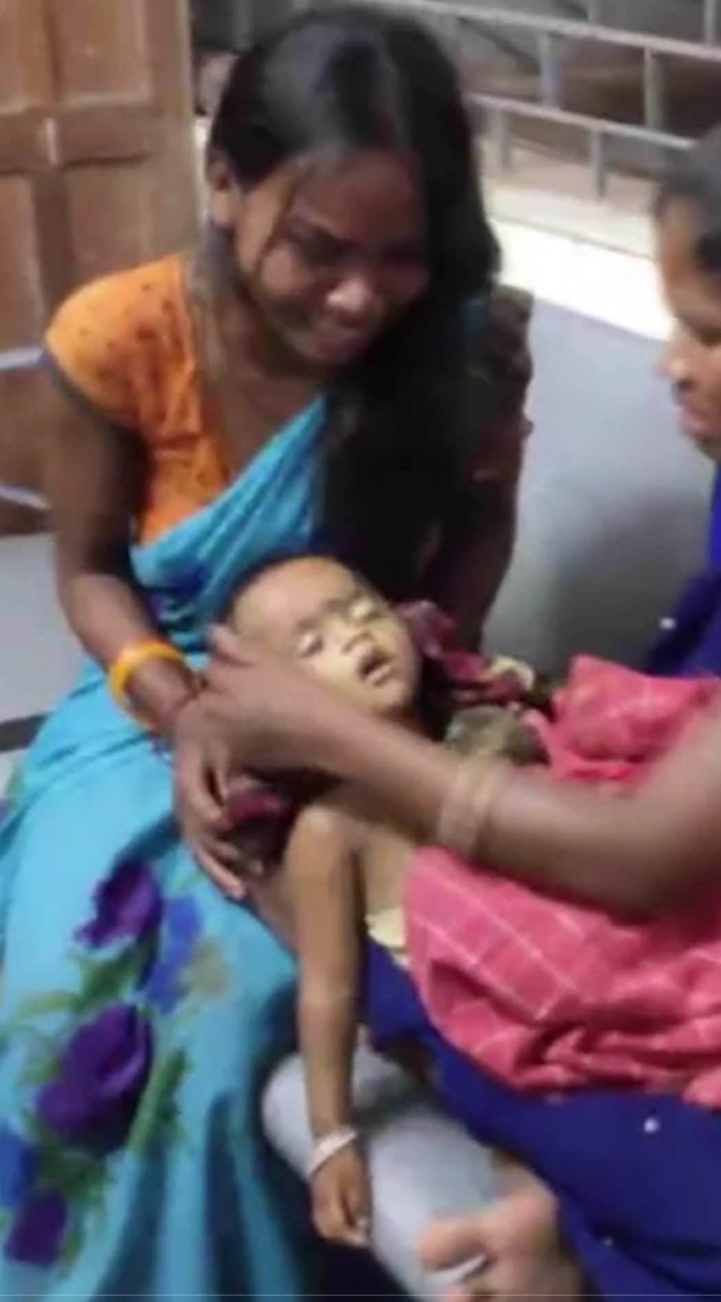 बारिश से गीली मिट्टी की दीवार गिरी, डेढ़ साल की बच्ची की मौत, दादी घायल