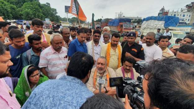 बेगूसराय में सरेराह गोलीबारी को लेकर 7 पुलिसकर्मी निलंबित, गिरिराज सिंह धरने पर बैठे