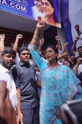 तेलंगाना सीएम के बारे में अनुचित टिप्पणी करने पर शर्मीला के खिलाफ शिकायत तेलंगाना सीएम के बारे में अनुचित टिप्पणी करने पर शर्मीला के खिलाफ शिकायत