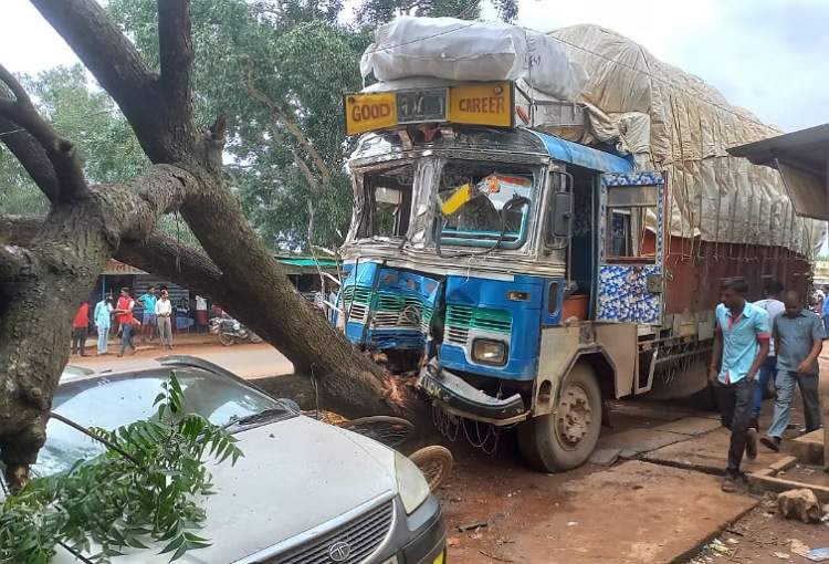 तेज रफ्तार ट्रक ने बस, बाइक और कार को मारी टक्कर, 3 मौतें