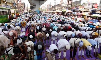यूपी : सड़क पर नमाज पढ़ते तीर्थयात्रियों के एक ग्रुप से विहिप कार्यकर्ताओं ने मंगवाई माफी