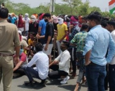 प्रदर्शनकारियों ने सीकर, अजमेर-दिल्ली हाईवे को घंटों किया जाम प्रदर्शनकारियों ने सीकर, अजमेर-दिल्ली हाईवे को घंटों किया जाम
