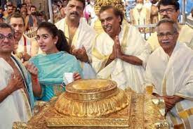 अंबानी ने गुरुवायूर मंदिर में पूजा अर्चना की, अन्नदानम के लिए 1.51 करोड़ रुपये दान किये