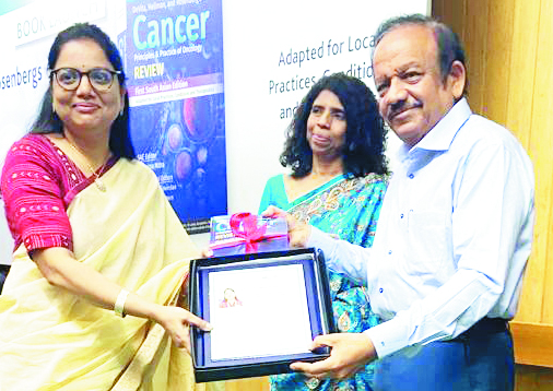 अंतरराष्ट्रीय आंकोलॉजी बुक में योगदान के लिए रामकृष्ण केयर की डॉ. बबलेश महावर केंद्रीय मंत्री द्वारा सम्मानित