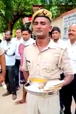 यूपी : खराब गुणवत्ता वाले भोजन का मुद्दा उठाने वाले पुलिस कांस्टेबल का तबादला यूपी : खराब गुणवत्ता वाले भोजन का मुद्दा उठाने वाले पुलिस कांस्टेबल का तबादला