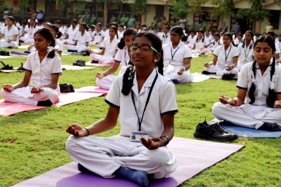 यूपी में स्कूल छात्रों के लिए अब योग अनिवार्य