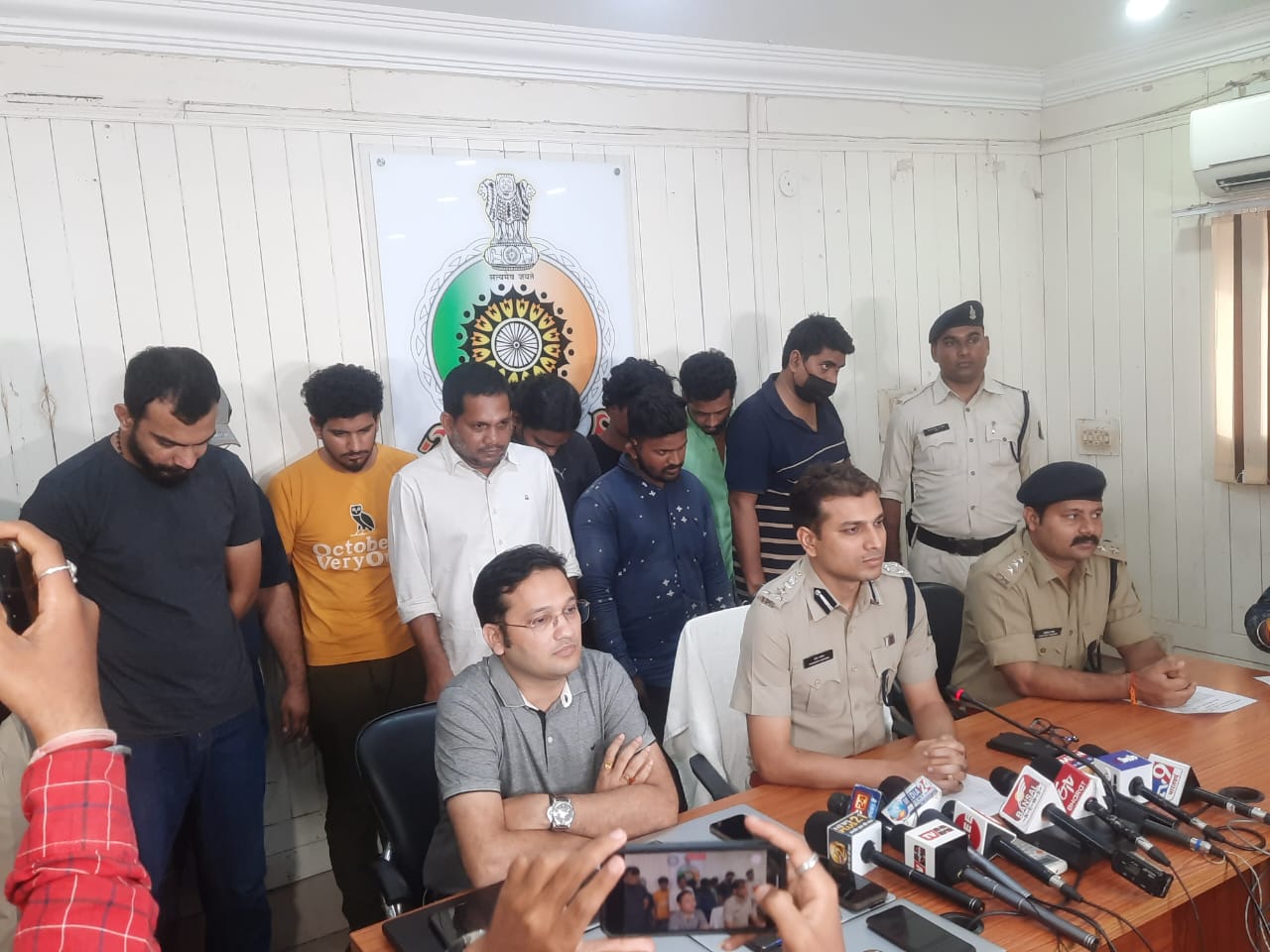 रिट्ज कार में बैठकर लैपटॉप पर आनलाइन सट्टा खिला रहे नौ सटोरिए पकड़े गए रिट्ज कार में बैठकर लैपटॉप पर आनलाइन सट्टा खिला रहे नौ सटोरिए पकड़े गए