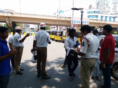 नोएडा में ट्रैफिक पुलिस का विशेष अभियान, कहीं भी कट सकता है चालान