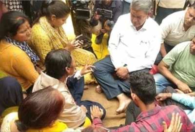 अंकिता हत्याकांड मामला : पूर्व सीएम हरीश रावत मिले अंकिता के परिजनों से, बंधाया ढांढस अंकिता हत्याकांड मामला : पूर्व सीएम हरीश रावत मिले अंकिता के परिजनों से, बंधाया ढांढस