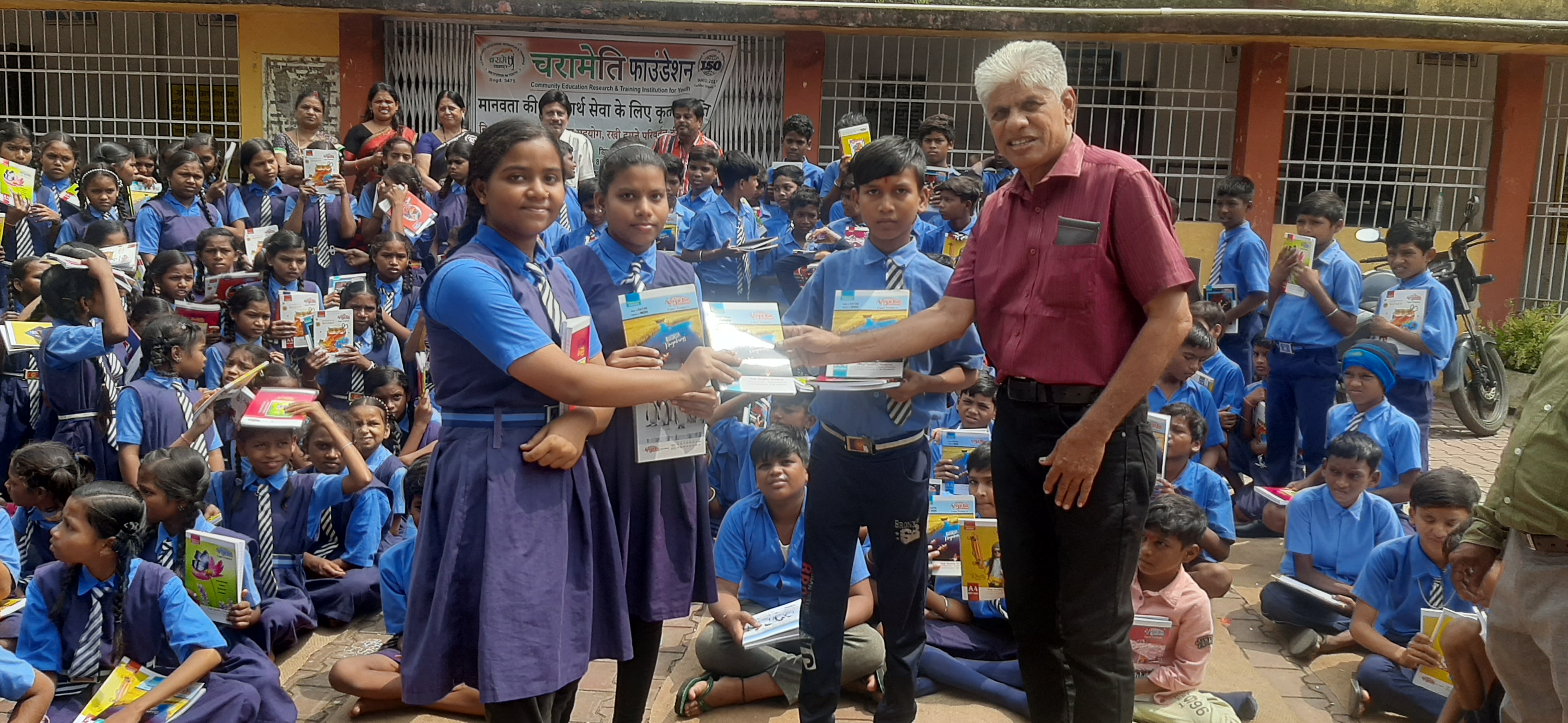 डेढ़ सौ जरूरतमंद विद्यार्थियों को चरामेति फाउंडेशन ने बांटी कापियां