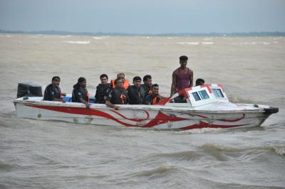 बांग्लादेश में नाव पलटने से मरने वालों की संख्या 61 तक पहुंची बांग्लादेश में नाव पलटने से मरने वालों की संख्या 61 तक पहुंची