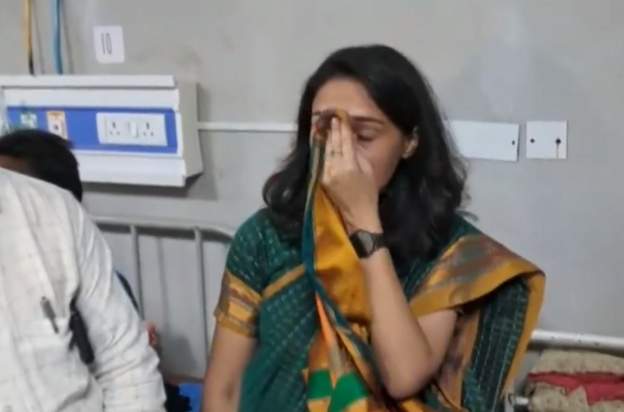 सड़क हादसे में घायल बच्चे को देखकर भावुक हुईं लखनऊ की डिविजनल कमिश्नर सड़क हादसे में घायल बच्चे को देखकर भावुक हुईं लखनऊ की डिविजनल कमिश्नर