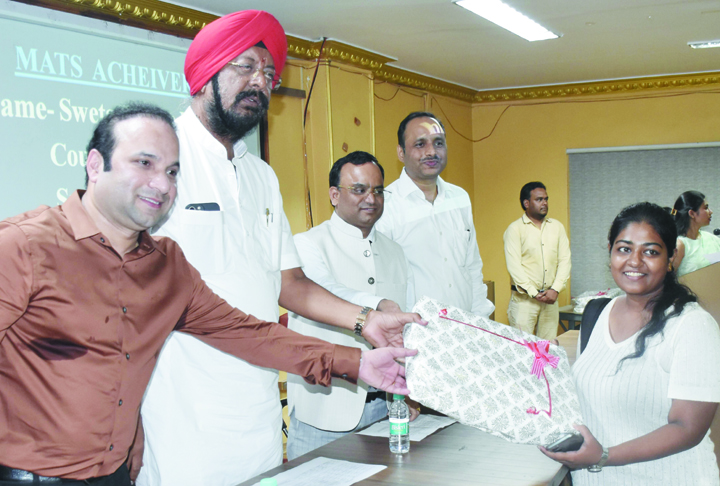 मैट्स के प्रतिभावान विद्यार्थी सम्मानित