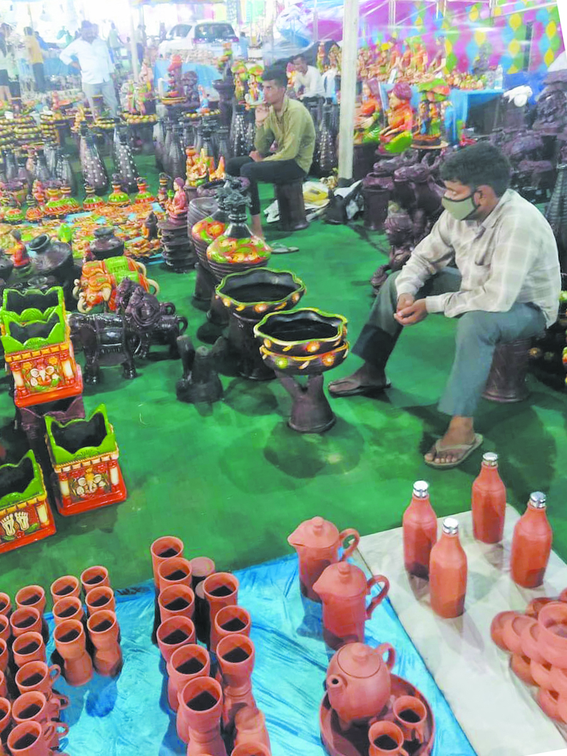 ऑल इंडिया हैंडलूम-हैंडीक्राफ्ट प्रदर्शनी में नई वैरायटी के स्टॉक ऑल इंडिया हैंडलूम-हैंडीक्राफ्ट प्रदर्शनी में नई वैरायटी के स्टॉक