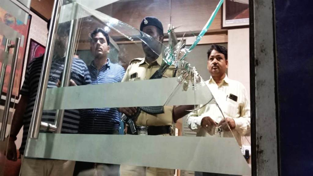 कोयला कारोबारी के दफ्तर में फायरिंग, धमकी भरा पत्र फेंककर भागे बाइक सवार कोयला कारोबारी के दफ्तर में फायरिंग, धमकी भरा पत्र फेंककर भागे बाइक सवार