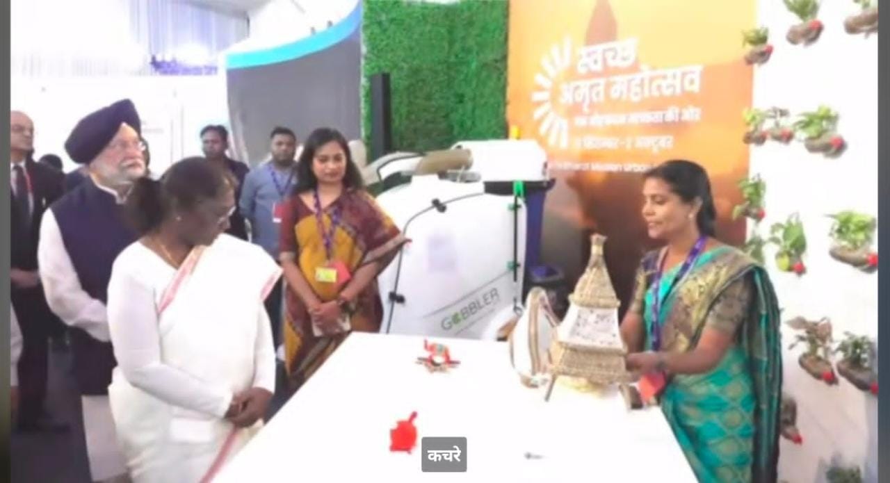 राष्ट्रपति द्रौपदी मुर्मू से मिलीं स्वच्छता दीदियां राष्ट्रपति द्रौपदी मुर्मू से मिलीं स्वच्छता दीदियां