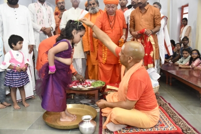 मुख्यमंत्री योगी ने पांव पखार किया कन्या पूजन मुख्यमंत्री योगी ने पांव पखार किया कन्या पूजन