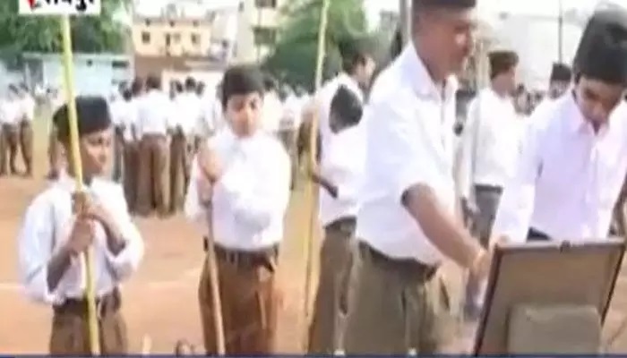आरएसएस के स्वयंसेवकों ने शस्त्र पूजा और पथ संचलन किया आरएसएस के स्वयंसेवकों ने शस्त्र पूजा और पथ संचलन किया