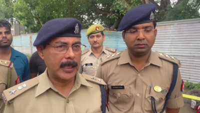 नोएडा फिल्म सिटी में शातिर बदमाश और पुलिस के बीच मुठभेड़, गिरफ्तार नोएडा फिल्म सिटी में शातिर बदमाश और पुलिस के बीच मुठभेड़, गिरफ्तार
